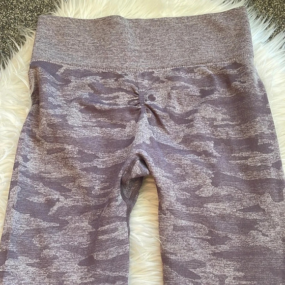 NWOT Women’s tummy control purple camouflage leggings One Size - Picture 5 of 5